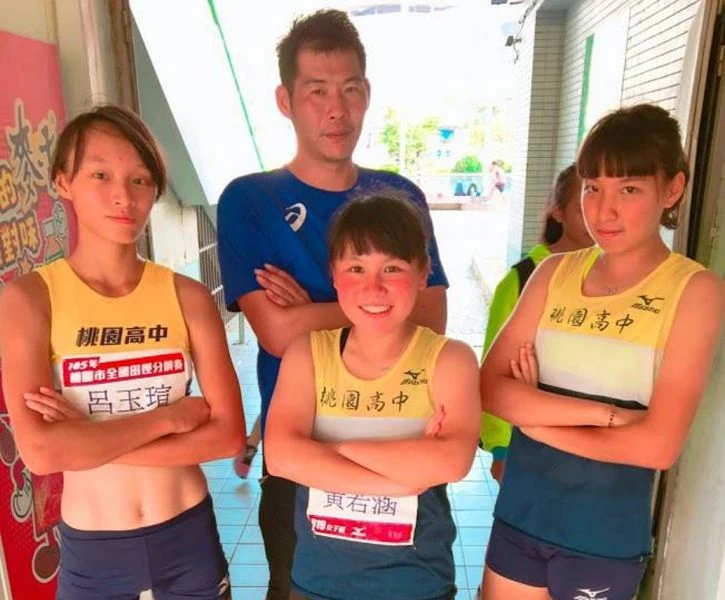 陳鴻傑(後)和桃園高中三級跳遠選手呂玉瑄、黃若涵和胡晏綸,三人畢業後目前分別攻讀室內設計、法律和應用日本語學。陳鴻傑/提供。