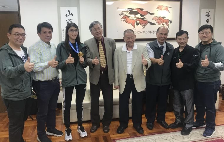 黃筱雯同學奪下2019年世界女子拳擊錦標賽51公斤級金牌後,校長江漢聲(左四)向中華拳協理事長李武男(右四)請託列入黃金計畫。官方提供