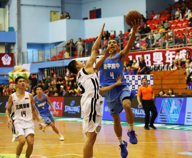 NBA「柯里獎」得主治平高二主控范筱林左手上籃。大會提供
