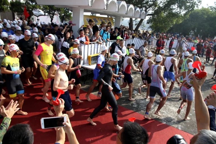 2019新世紀盃黃埔金湯鐵人三項曁鐵人二項競賽在陸軍官校黃埔湖畔及全亞洲佔地最大的步訓部熱烈展開。高雄市運動發展局提供