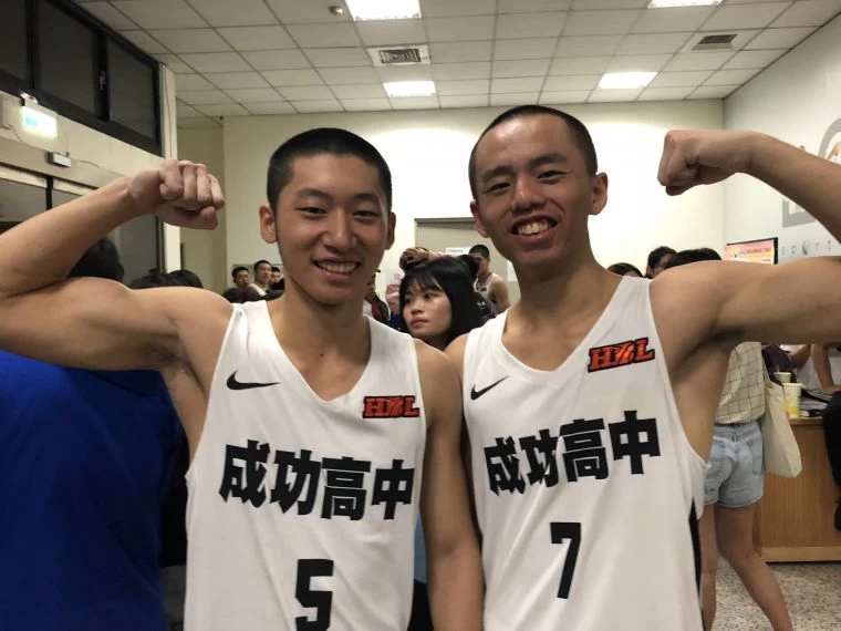 「防守大鎖」藍文成(左)、李奇昱是舊社、大倫、成功3重學長學弟配。大會提供