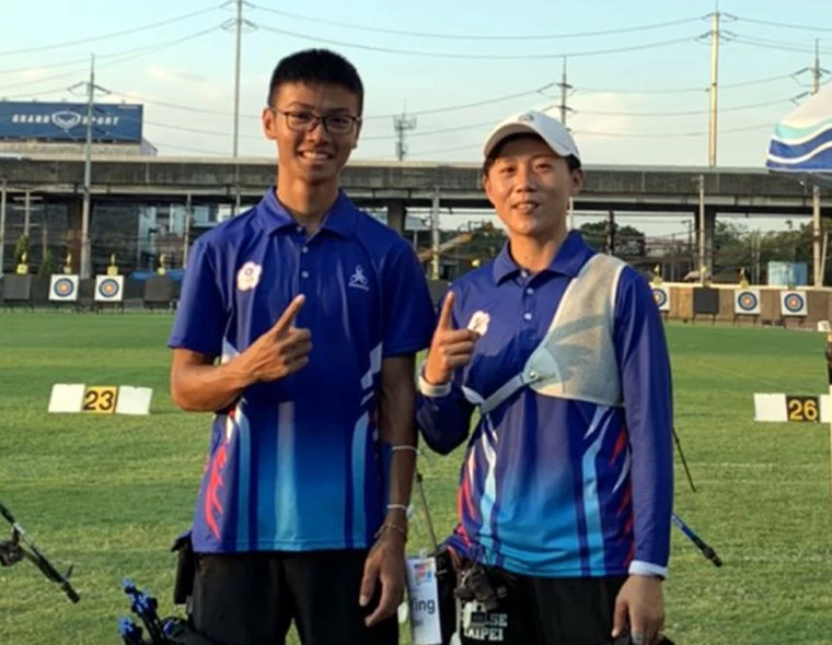 中華隊雷千瑩和蘇于洋勇闖亞錦賽反曲弓混雙金牌戰，比出第一手勢箭指金牌。吳英男／提供。