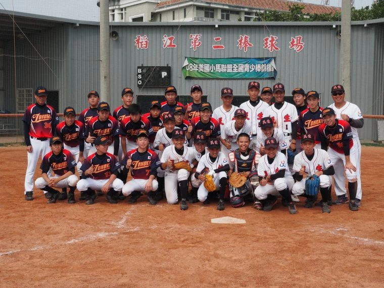 嘉市民生1分險勝日本東北,賽後與東北隊合影。大會提供