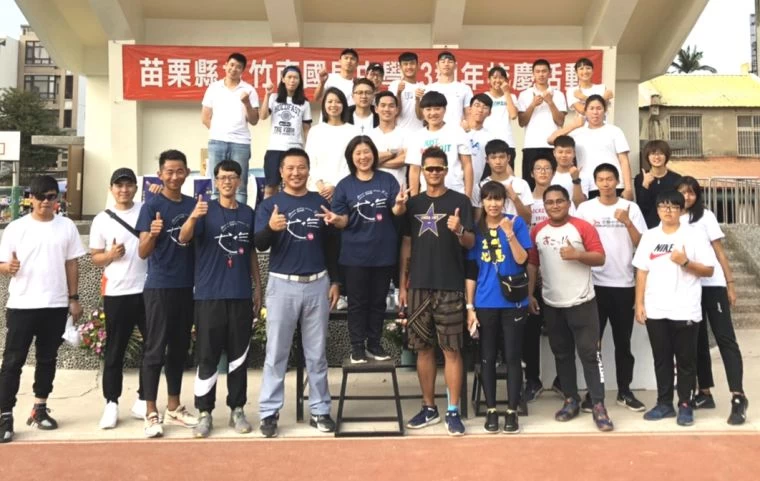 蕭賜斌(前排右四)希望學生畢業出社會後,也能開開心心很有尊嚴地過日子。蕭賜斌/提供。