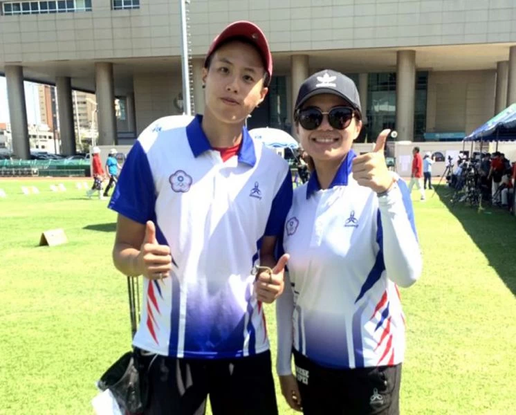 中華隊林明靜(左)射下亞錦賽女子複合弓個人賽銅牌後和教練劉亭君合影,劉亭君/提供。