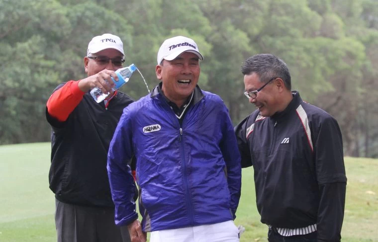 陳志忠奪冠.TPGA理事長謝錦昇(左)和ThreeBond香港有限公司中華圈統括社長兼重道雄(右)一起倒水慶賀.鍾豐榮攝影
