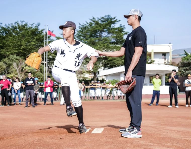陳偉殷指導馬光國中棒球隊注意投球時下半身的運用。官方提供