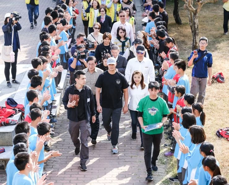 雲林馬光國中師生列隊歡迎陳偉殷。官方提供