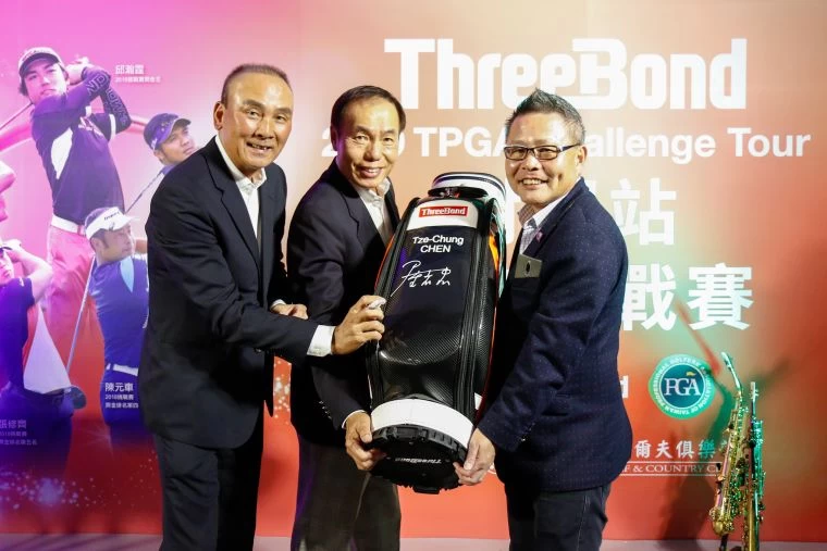 Threebond賽事執行長陳志忠(左一)及Threebond香港有限公司中華圈統括社長兼重道雄(右一)致贈簽名球袋給台灣福興工業董事張林瑞章(中)。鍾豐榮攝影