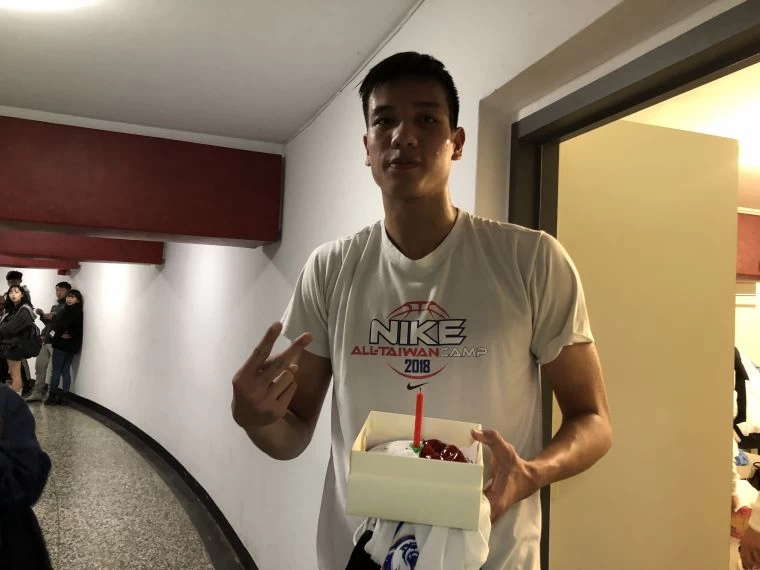 健行大一菜鳥中鋒王晟霖生涯第一次在比賽日慶生且贏球。大會提供