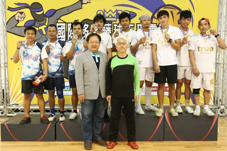 ARTONG、IYARA成功取得藤球王總決賽門票,前排為桃園市體育會藤球委員會主委吳嘉創(左)、中華民國藤球協會秘書長黃秀仁。大會提供
