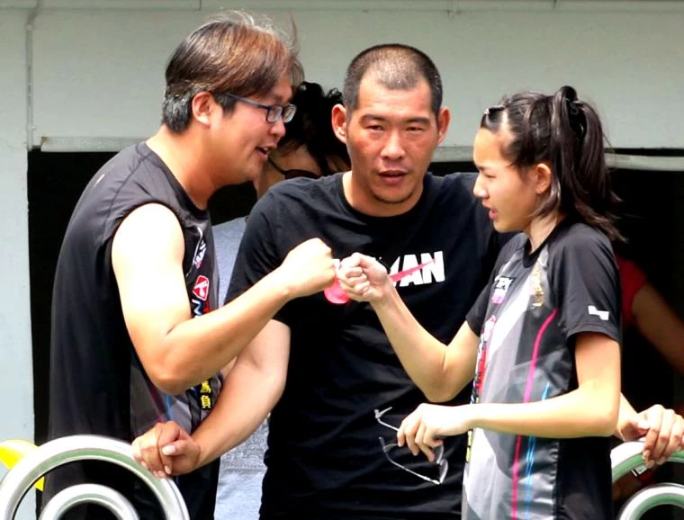 張嘉妤(右)和教練鍾彩榮(左)、陳鴻傑(中)開心擊掌。林嘉欣/攝影。