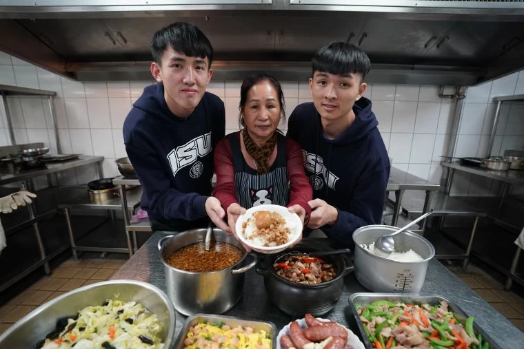 UBA義守階段主場限量發送「謝媽肉燥飯」。大會提供