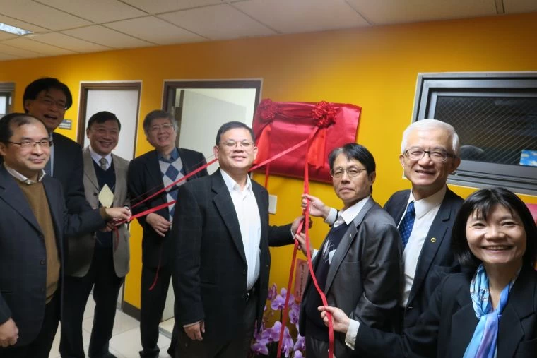 揭牌儀式(左一:理工學院許見章院長、左三:聯合醫院中興院區劉志光院長、中:管理學院許培基院長)(圖/輔大提供)