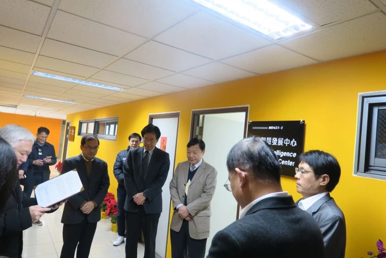 賴效忠神父為輔大人工智慧發展中心祈福。輔大提供