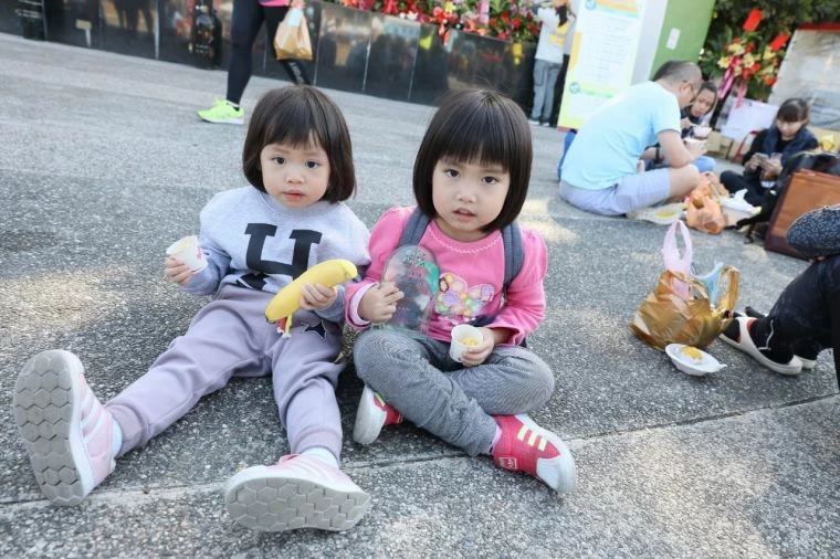妹妹開心吃香蕉補給品。大會提供