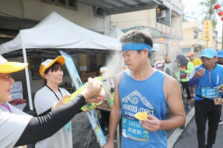 自耕農提供絲瓜水給補給站使用。大會提供