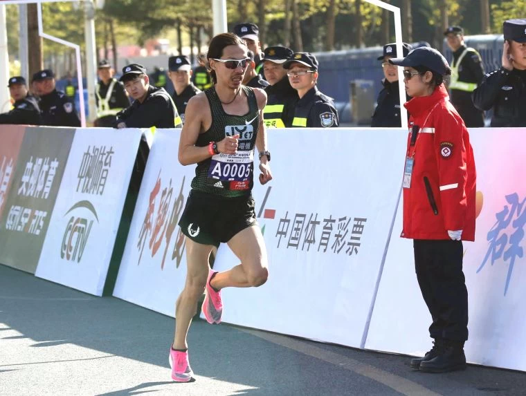 張嘉哲在2019廣州馬拉松以2:15:02打破自己八年前所創的個人最佳成績2:15:56。林駿豪/提供。
