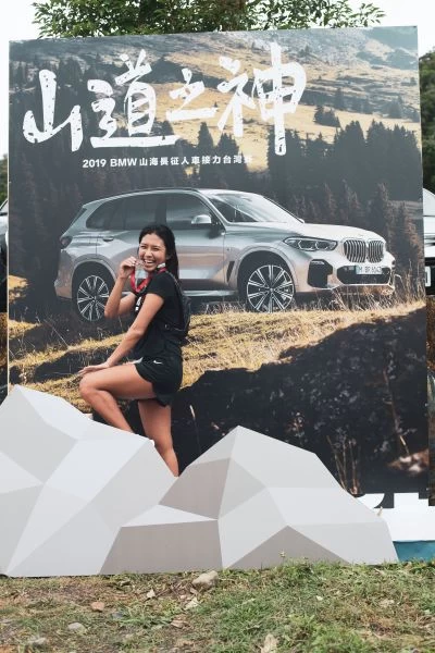BMW也在超高難度路段「山道之神」設立紀念拍照並另發挑戰成功獎章。大會提供
