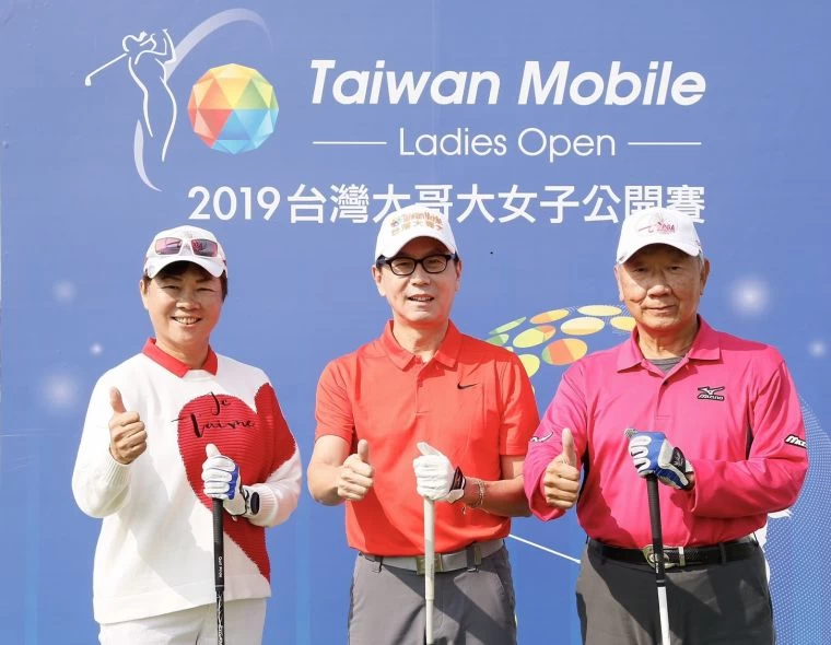 (左起)TLPGA理事長鄭美琦、台灣大哥大董事長蔡明忠與東華高爾夫俱樂部總經理張歐誠,開球典禮前翹起大拇指為比賽「按讚」。大會提供