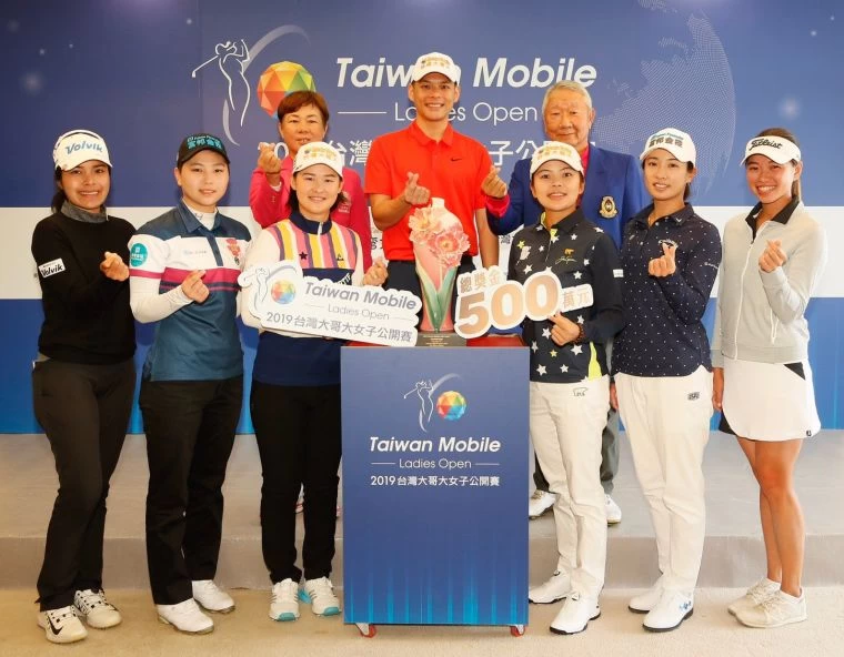 (後排左起)TLPGA理事長鄭美琦、台灣大哥大總經理林之晨與東華高爾夫俱樂部總經理張歐誠,賽前記者會與參賽明星選手共同比出手指愛心手勢。大會提供