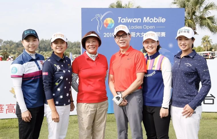 台灣大哥大董事長蔡明忠(中),開球典禮後與即將接任TLPGA理事長的劉依貞(左三)、及參賽選手陳宇茹(左)、徐薇淩(左二)、李旻(右二)及姚宣榆(右)合影留念。大會提供