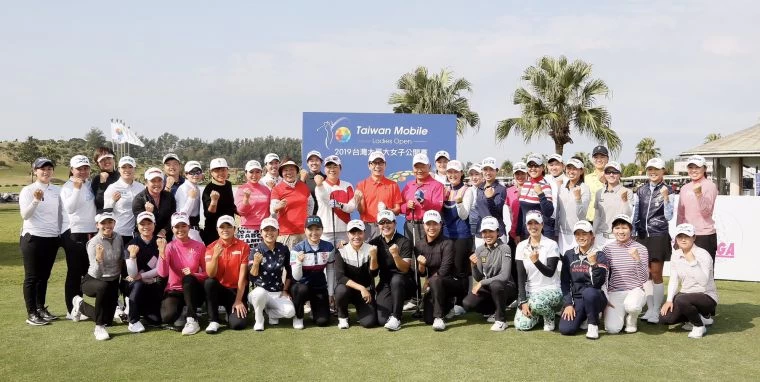 TLPGA理事長鄭美琦、台灣大哥大董事長蔡明忠與東華高爾夫俱樂部總經理張歐誠(中間三人),開球典禮後與參賽選手合影留念。大會提供