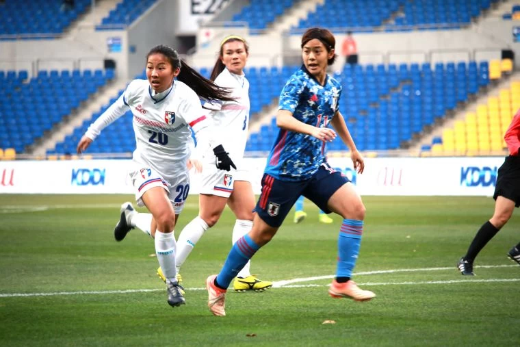 中華隊李宛珍(左白衣)首度入選今日先發上陣。全國足協提供