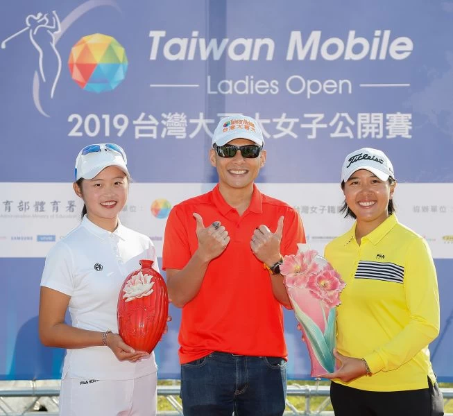 台灣大哥大總經理林之晨(中)與冠軍選手林子麒(右)及業餘優勝楊斐茜合影留念。大會提供
