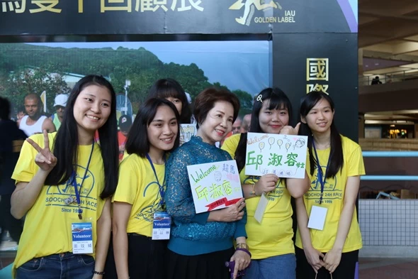 熱情志工製作小卡送給超馬媽媽，並一同拍照留念。大會提供