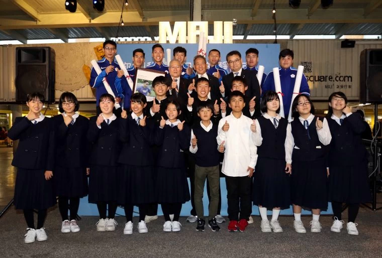 中華田徑隊開心收下日本靜岡大川小中學校同學(前)製作的海報。林嘉欣/攝影。