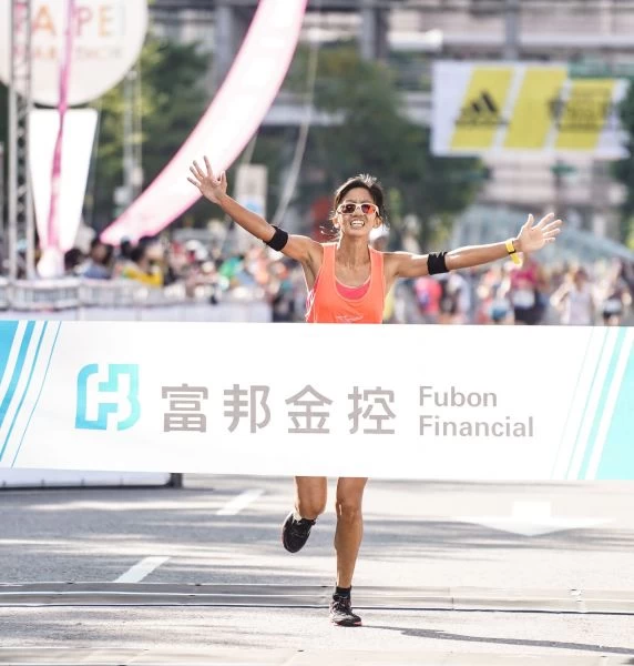 素人跑者朱盈穎經過2017年後,2019臺北馬拉松成績更上層樓,再次奪下馬拉松女子組國內冠軍。臺北市政府提供