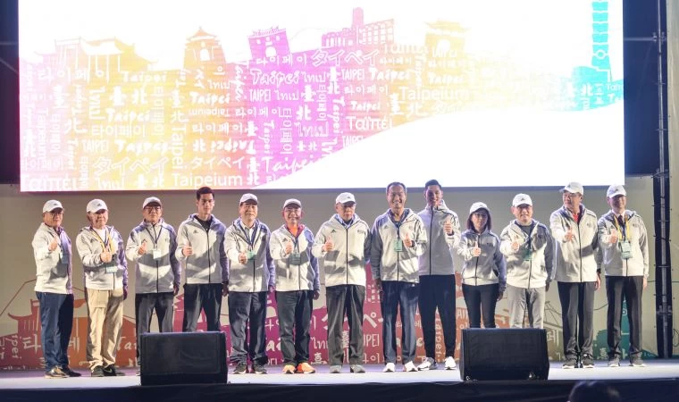 臺北市市長柯文哲(圖中),感謝各界對臺北馬拉松的支持,讓臺北馬拉松順利獲得銅標籤認證,並持續推動城市行銷,讓臺北揚名國際。臺北市政府提供