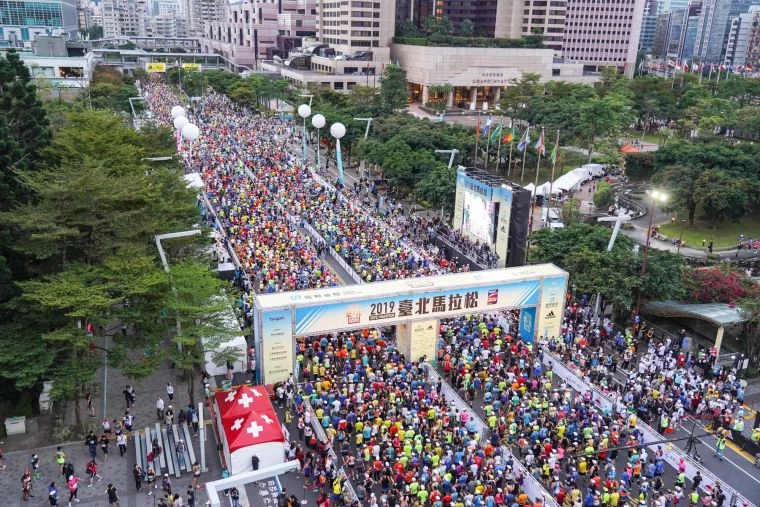 2019臺北馬拉松今天(15日)上午於臺北市政府前廣場盛大開跑,吸引多達2萬8千名跑者共襄盛舉。臺北市政府提供
