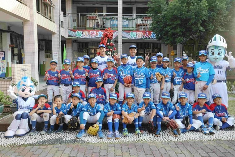 陳凱倫、高孝儀前往興穀國小指導少棒球員。大會提供