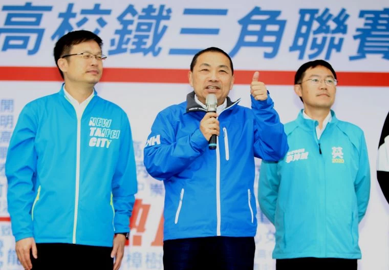 新北市長侯友宜（中）蒞場為參加新北高中職成年禮的同學加油打氣。中華民國自行車騎士協會／提供。