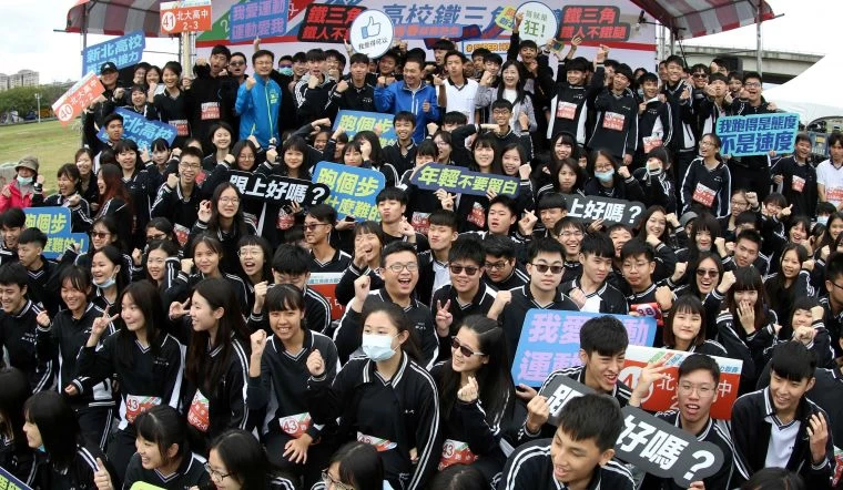 新北市長侯友宜和參加新北高中職成年禮的同學開心合照。中華民國自行車騎士協會／提供。