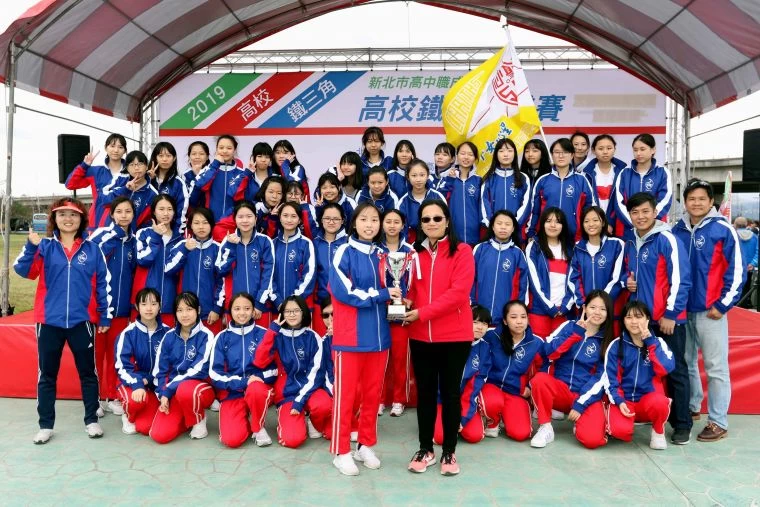 新北高中職成年禮鐵三角接力賽B組冠軍聖心女中。中華民國自行車騎士協會／提供。