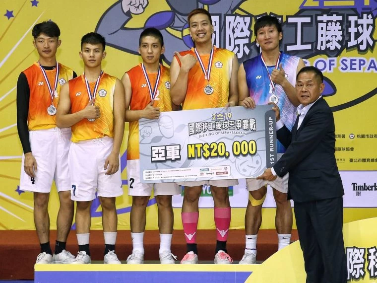 中華白隊摘下亞軍,泰僑協會副會長羅勝炳頒獎。大會提供