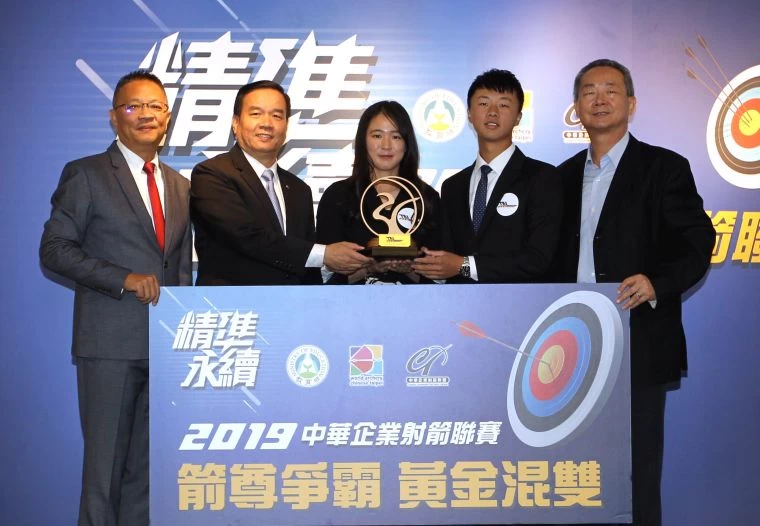 黃金混雙台南射箭隊彭家楙（中）和洪晟皓(右二)。中華企業射箭聯盟／提供。