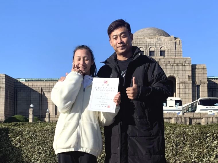 東京元旦競走大賽湖口高中江佳柔以23分04秒首度在高女5公里組奪金,教練孫繼宏好開心。孫繼宏/提供。