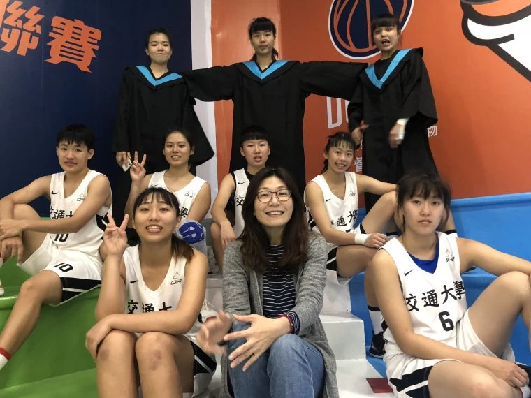 交大孫博柔、呂慧真、陳司瑋3名大四準畢業生與教練鄭智仁、隊友。大會提供