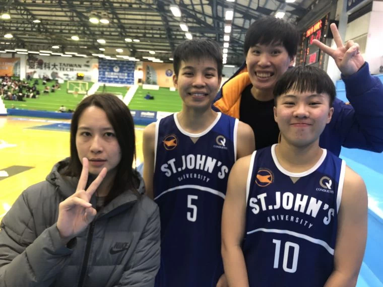聖約翰延畢生林雅庭(中)、高佳旻(右)與教練張寧。大會提供