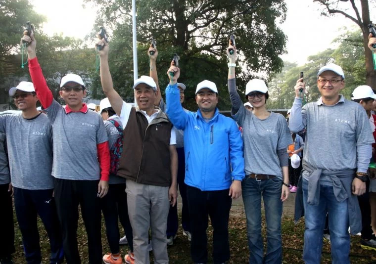 那瑪夏國中校長洪自強（左起）、高雄市政府運動發展局副局長周明鎮、艾多美公司董事長具松謨、教育局副局長陳佩汝、屏東縣體育發展中心秘書藍偉仁等共同主持鳴槍儀式。高雄市體育發展局提供
