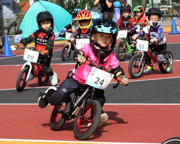 第一屆港都盃幼兒平衡車錦標賽小朋友在哨音響起後卯足全力向前衝刺。高雄市運動發展局提供