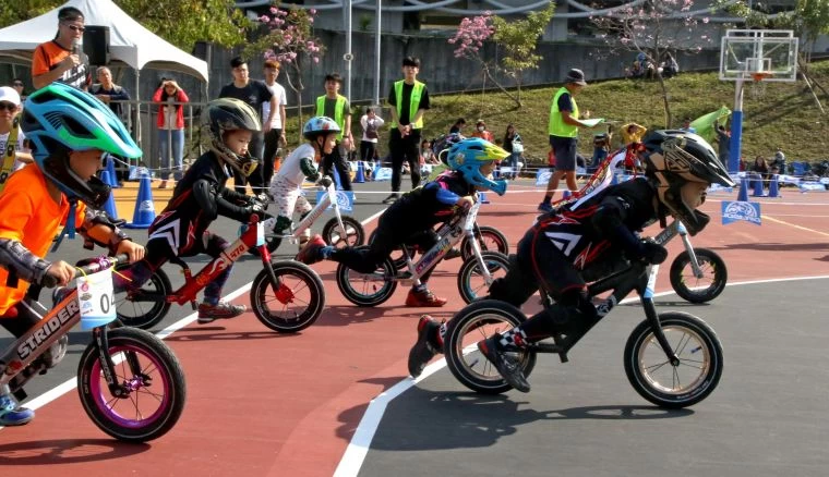 幼兒利用滑步、蹬步等動作,增進肩、手、腰、臀、腿等每個部位的協調控制能力。高雄市運動發展局提供