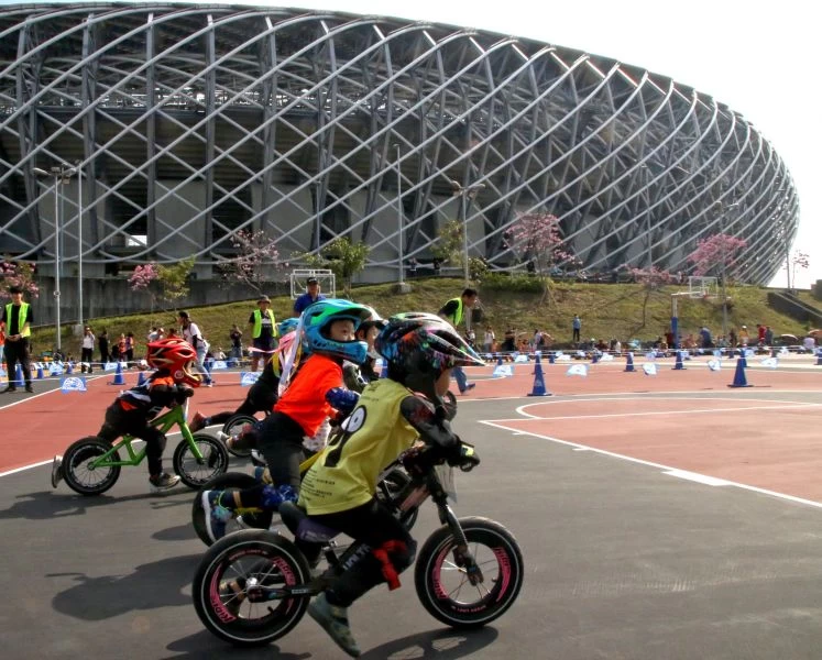 第一屆港都盃幼兒平衡車錦標賽小朋友在哨音響起後卯足全力向前衝刺。高雄市運動發展局提供