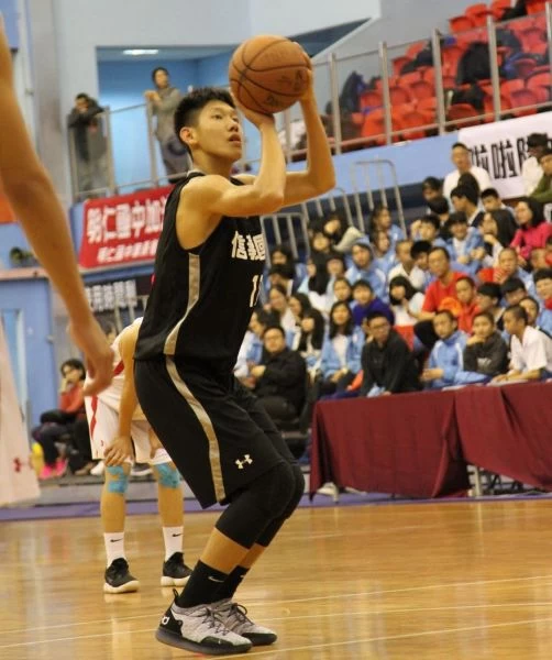 信義黃上銘三分球9投中4拿21分、7籃板、6抄截。大會提供
