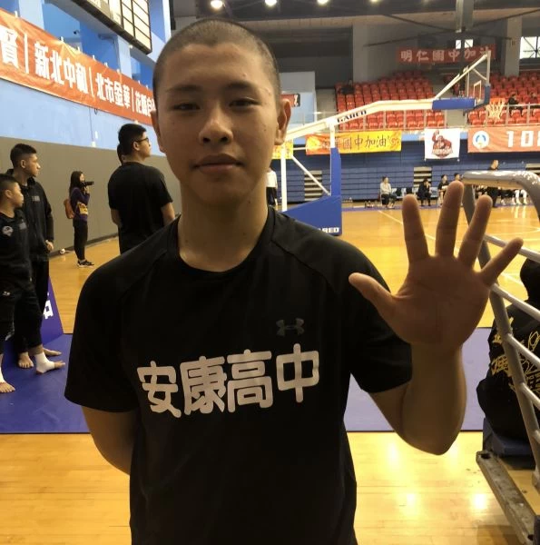 安康2連勝,胡勝閎三分球21投中6拿22分、大會提供