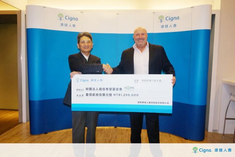 康健人壽總經理暨執行長邵駿崴(Tim Shields,右)將款項捐給HOPE癌症希望基金會董事長王正旭接下。大會提供
